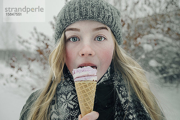 Hübsches Mädchen isst Eiscreme