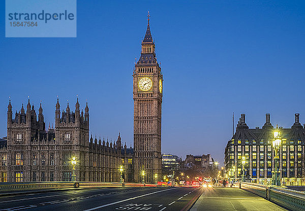 Westminster Bridge  Palace of Westminster und der Glockenturm von Big Ben (Elizabeth Tower)  im Morgengrauen  London  England  Vereinigtes Königreich