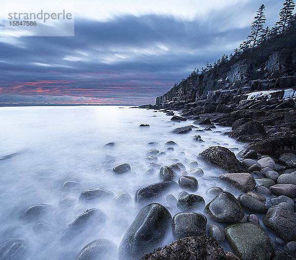 Sonnenaufgang am Boulder Beach im zerklüfteten Maine Acadia Nat'l Park