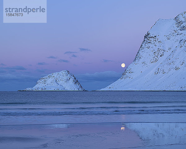 Vollmondstimmung Ã?ber dem Strand von Vik in der WinterdÃ?mmerung  VestvÃ¥gÃ¸y  Lofoten-Inseln  Norwegen