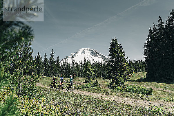 Drei Frauen radeln auf einem Weg in der Nähe des Mt. Hood in Oregon.