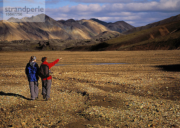 zwei Frauen  die das Gebiet Landmannalaugar räumen