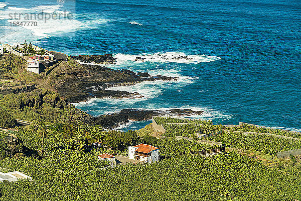 Bauerndorf an der Küste von Teneriffa mit blauem Meerwasser