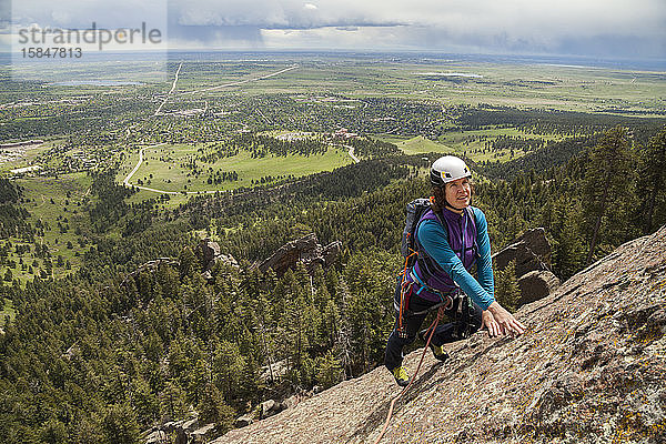 Frauenfelsen erklimmt Fifth Flatiron  während Regen über Boulder  Colorado  fällt