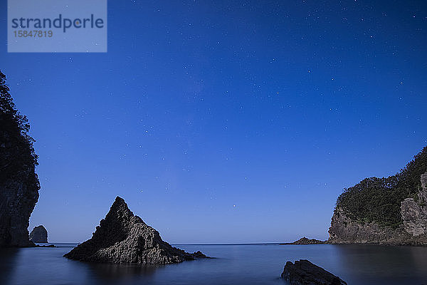 Sternenhimmel über dem Meer an der Küste von Futou auf der Halbinsel Izu  Präfektur Shizuoka  Japan