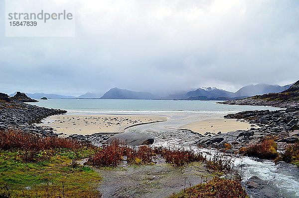 Wunderschöner Strand mit dem ins Meer fallenden Fluss