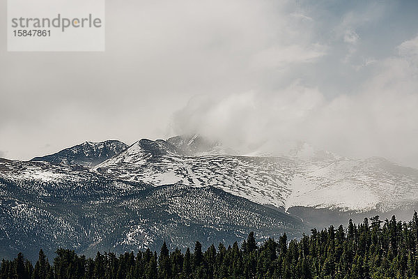 Wolken ziehen über einen Berg im Rocky Mountain National Park  Colorado.