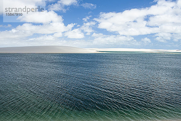 Ein riesiger grüner See inmitten des Lencois-Maranhenses-Nationalparks