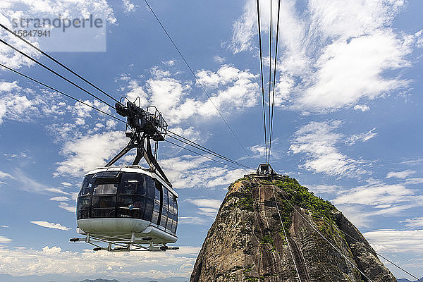 Schöne Aussicht vom Zuckerhutberg zur Seilbahn mit blauem Himmel