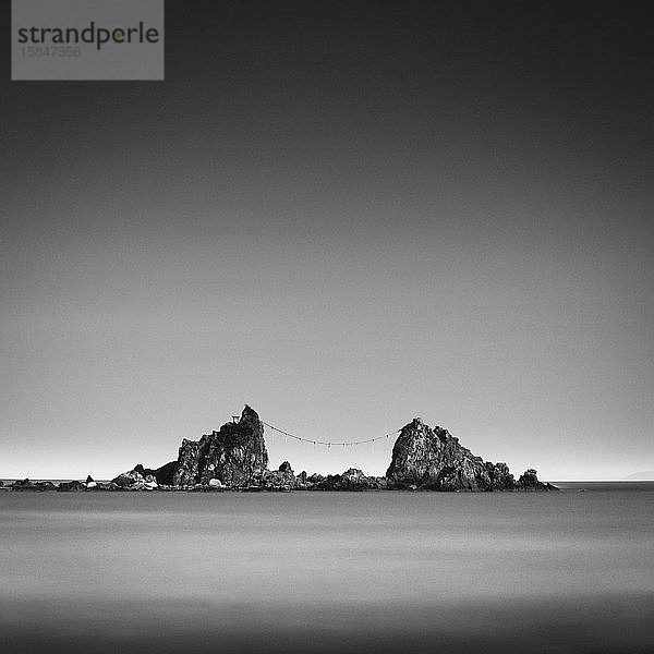 Langzeitbelichtungsaufnahme der Mitsuishi-Felsen vor Sonnenuntergang  Präfektur Kanagawa  Japan