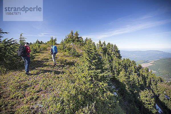 Zwei Rucksacktouristen wandern auf dem Bald Mountain in Washington.