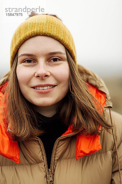 Porträt einer jungen Frau  die im Freien lächelt
