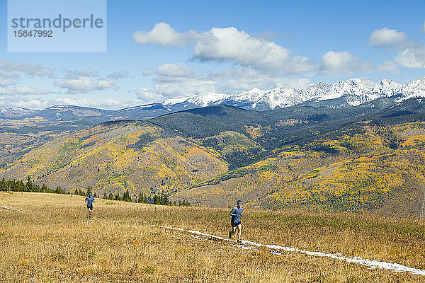 Männerpfad auf einem Bergrücken unterhalb der Gore Range-Berge in Vail  Colorado
