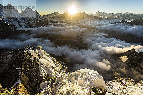 Alpenländischer Sonnenuntergang über den Bergen von Ama Dablam im Himalaya