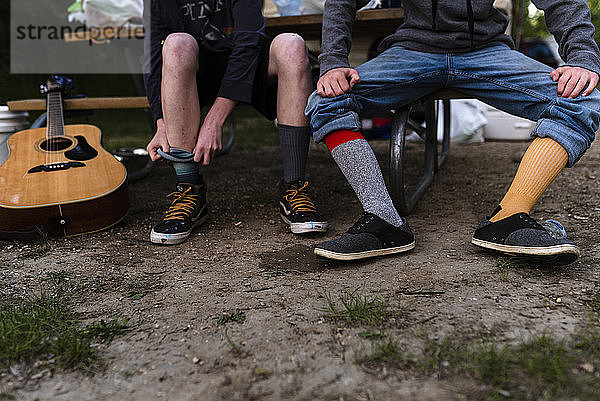Teenager-Jungs tragen ungleiche bunte Socken