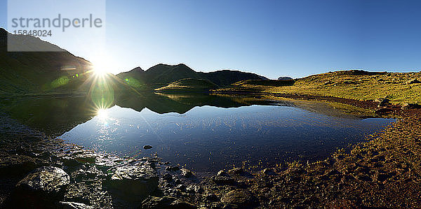 Sonnenaufgang am Truchas-See im Canfranc-Tal in den Pyrenäen.