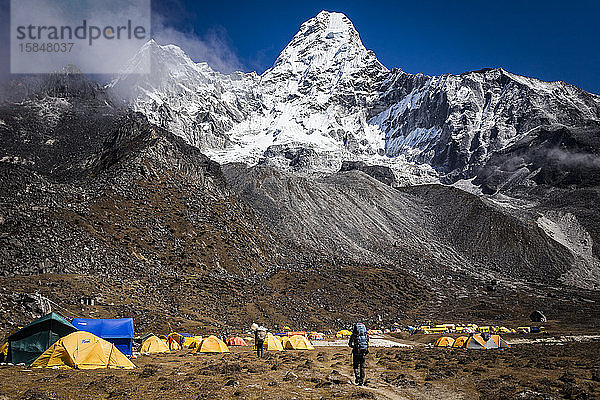 Zelte im Ama Dablam-Basislager im nepalesischen Himalaya  Everest-Region