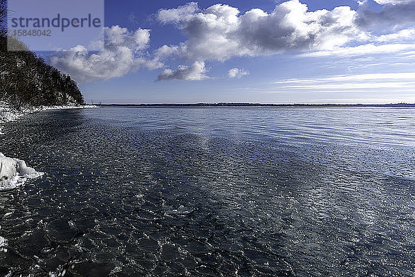 Schwimmendes Eis in der Bucht des Michigansees