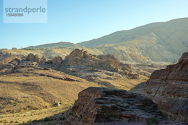 Felsige Wüstenlandschaft  Petra  UNESCO-Weltkulturerbe  Jordanien