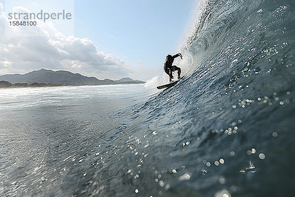 Surfer auf einer Welle