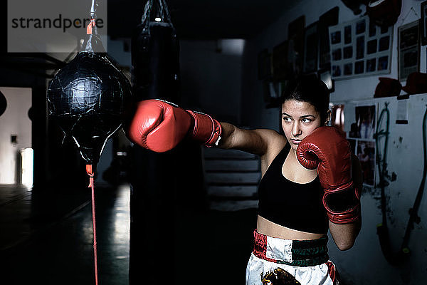 junge Frau  die im Fitnessstudio Boxen übt