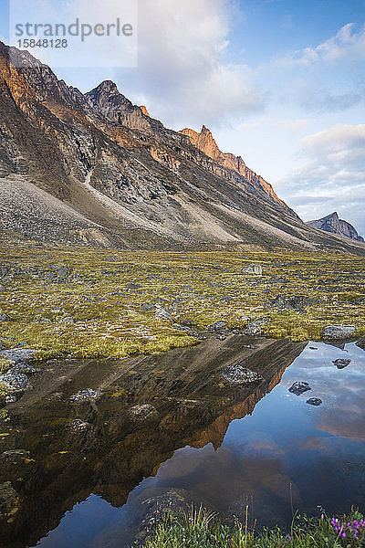 Spiegelung des Alpenglühens auf den Bergen am Akshayak-Pass  Baffin Island.