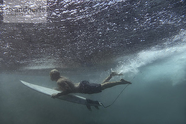 Surfer auf Surfbrett  Unterwasserschuss