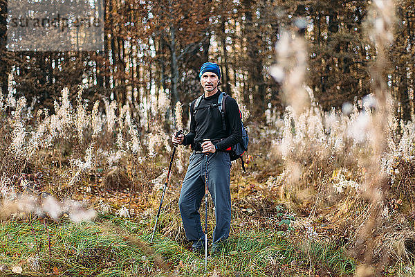 Porträt eines reifen Mannes in Campingausrüstung. Herbstlicher Waldhintergrund