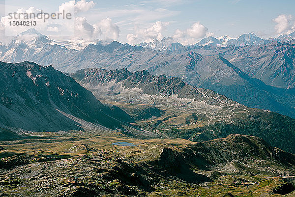 Blick auf die schöne stimmungsvolle Landschaft in den Alpen.