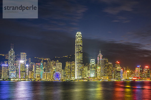 Skyline von Hongkong  Wolkenkratzer auf Hongkong Island bei Nacht
