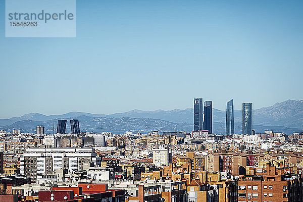 Landschaft der Stadt Madrid Spanien und im Hintergrund die vier Türme.