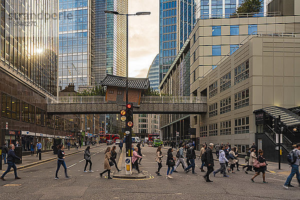 Liverpool Street  Finanzdistrikt  City of London mit Fußgängern