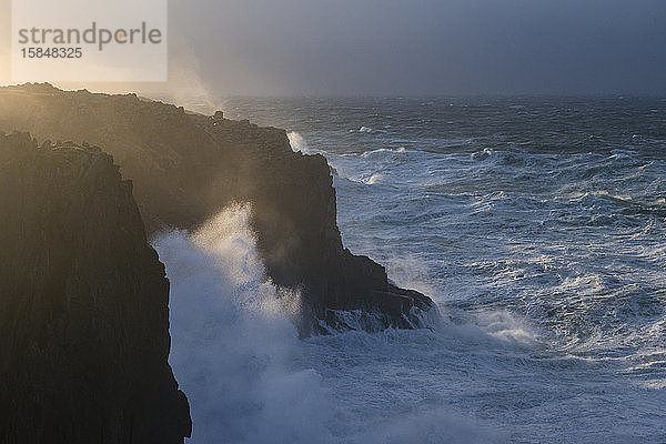 Der Wind führte dazu  dass die Wellen des Hurrikans Gonzalo an den Küstenklippen bei Butt of Lewis  Isle of Lewis  Schottland  brechen