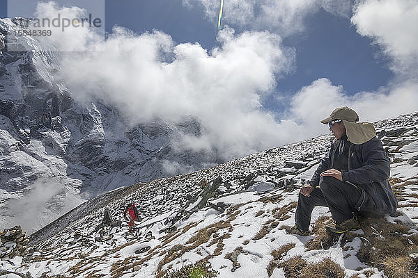 Ein junger Sherpa-Führer betrachtet die Aussicht von seinem Bergbüro