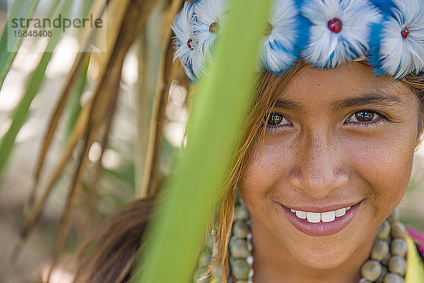 Schöne brasilianische Ureinwohner über die Natur  in farbenfrohem Gewand