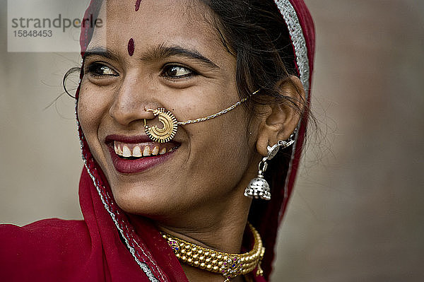 Schöne Rajasthanerin trägt Sari und traditionellen Schmuck