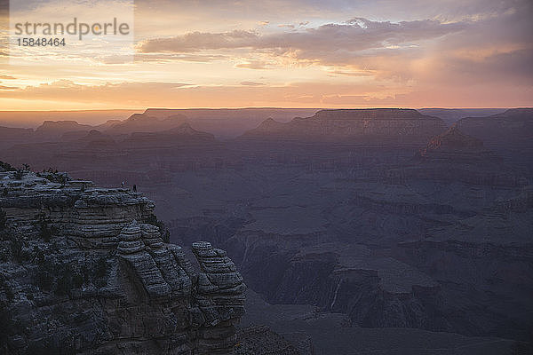 Menschen beobachten den Sonnenuntergang im Grand Canyon