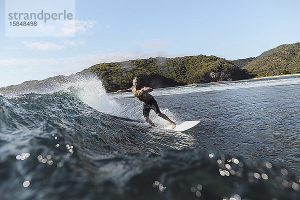 Surfer auf einer Welle