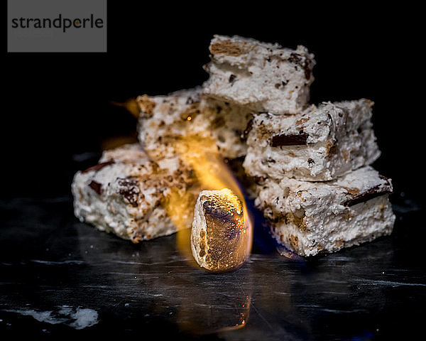 Hausgemachte S'mores-Marshmellows hinter einem flammenden Marshmallow