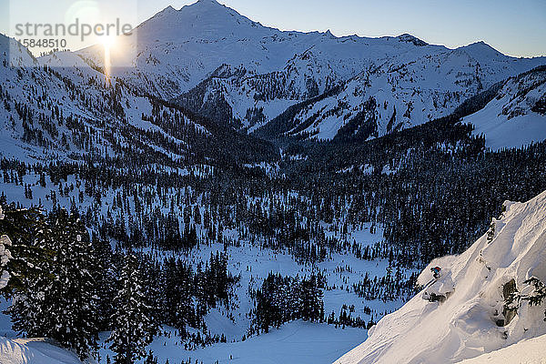 Mann beim Skifahren im Hinterland am Mt. Baker  Washington