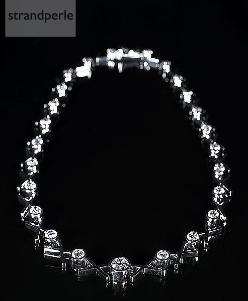 Diamant-Halskette auf schwarzem Hintergrund