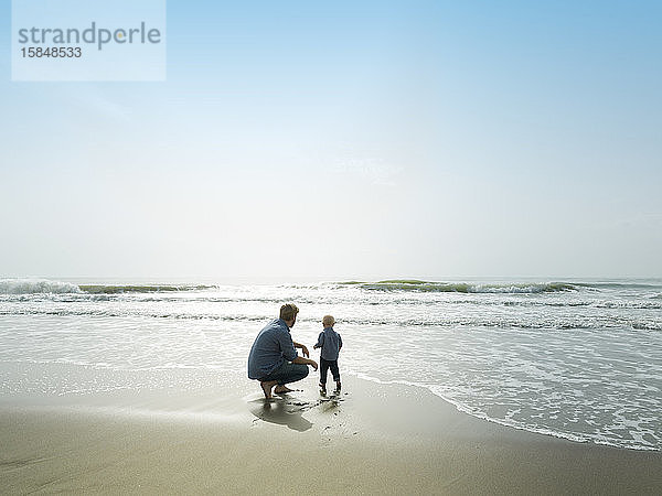 Vater und Sohn an einem Strandtag  Bajondillo Beach in Torremolinos