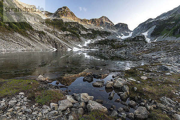 Panoramablick auf einen Berggipfel und seine Spiegelung auf einem See.