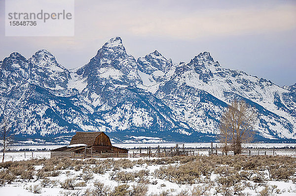 Moulton Barn und Teton Range im Tal von Jackson Hole im Winter