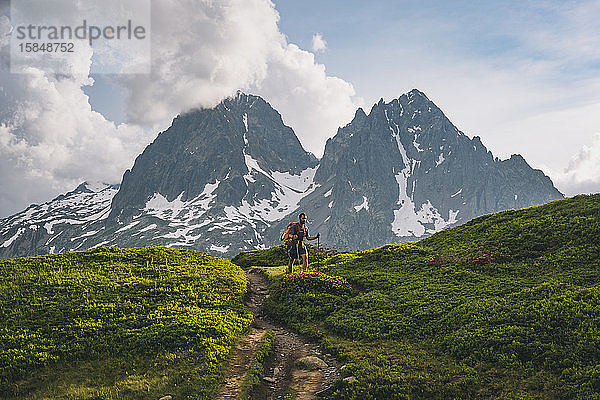 Junge Männer wandern nach Aiguillette des Posettes  Französische Alpen  Chamonix.