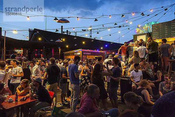 Menschen feiern auf der Terrasse eines Nachtclubs in Winterhur  Schweiz