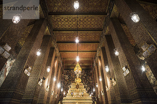Innenansicht der Phra-Ubosot-Halle im Wat Suthat-Tempel  buddhistischer Tempelkomplex Wat Pho  Bangkok  Thailand.