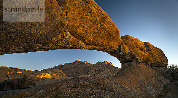 Sonnenuntergang am kahlen Granitgipfel der Spitzkoppe in Namibia