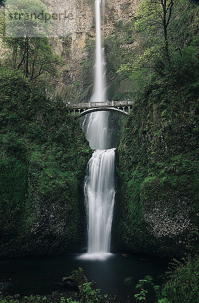 Eine Braut über Multnomah Falls in Oregon.