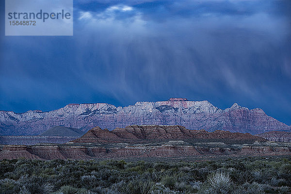 Sturmwolken ziehen über dem Zion-Nationalpark auf